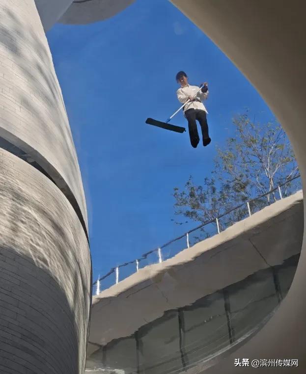 “悬浮阿姨”火了！超3万名深圳人来这里“打扫天空”