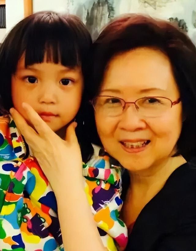 赵薇一家三口旅游回来，75岁母亲打扮时尚，小四月越来越像赵薇了