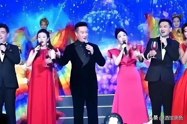 阎维文妻子现状：66岁驼背苍老瘦成皮包骨，夫妻差1岁像两代人