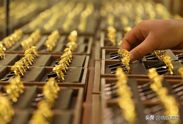 中方连抛3820亿美债，准备动真格，巴菲特清空中企股票，信号特殊