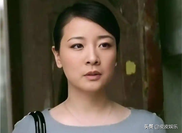 她是国家一级女演员，多次给坐轮椅丈夫戴绿帽，如今儿子也是演员