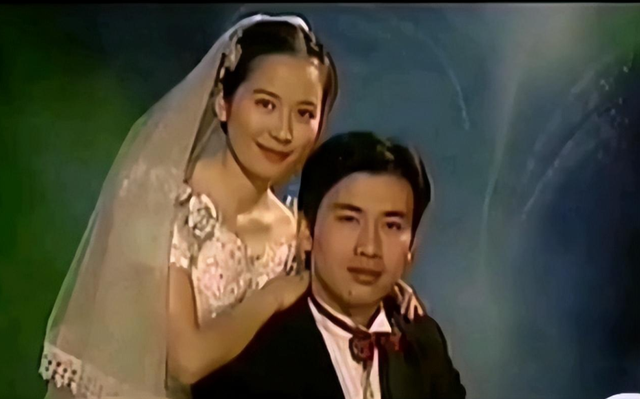 至今未婚未育，身边却有男人陪了近 20 年！54 岁的她才是人间清醒