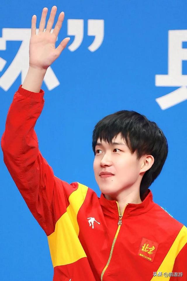 追着要王楚钦联系方式的女子曝光，45岁未婚，同事称想嫁成功人士