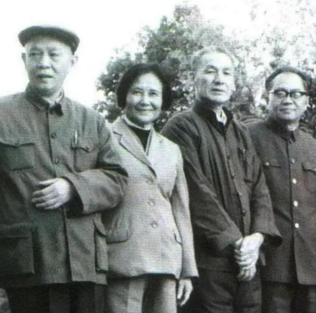 73年10月，8341部队派出警卫，在人民大会堂抓捕了两位公安副部长