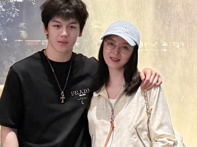 王艳晒19岁儿子近照，球球已经比妈妈高出半个头，长得像妈颜值高