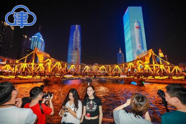 “文明对话”嘉宾夜游海河：在璀璨灯影中感受城市温度与文化交融