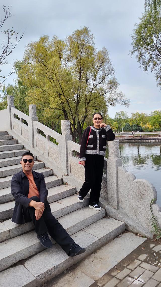 宣化万柳公园银杏黄来火炬红，战友军嫂游园观赏图片集