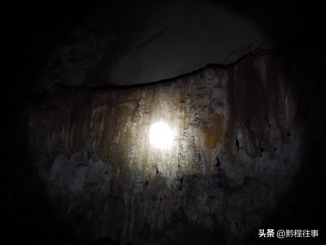 偏远乡野中寻找一个古寺遗址，探险一个深邃溶洞