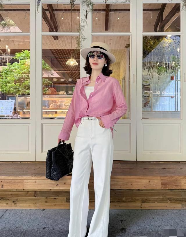 建议肤色偏黄的中年女人，多穿这3种款式、3种颜色的衣服，特减龄