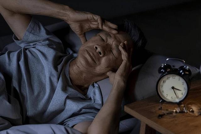 人不会无缘无故患老年痴呆！调查发现：得老年痴呆，离不开这5点