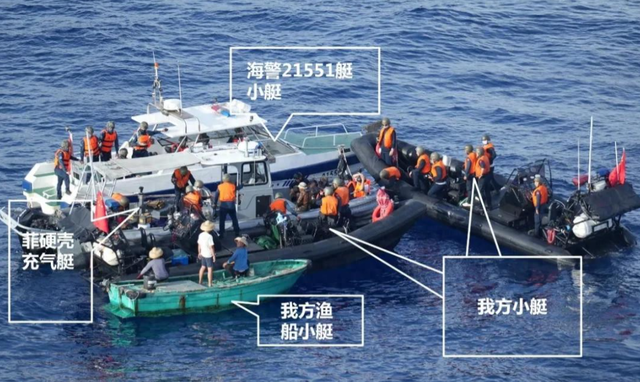 首次曝光：仁爱礁海域，中国海警拖离菲侵权船只，菲士兵已掏出枪