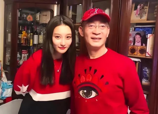 六小龄童金屋藏娇37年的妻子，原来是我们熟悉的她，难怪藏着掖着