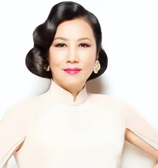 78岁连路都走不稳还开演唱会，全网骂声一片	，她却扬言回馈粉丝