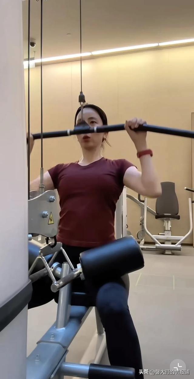 李思思晒健身日常，大汗淋漓，俩儿子在泳池游泳，疑似豪宅曝光