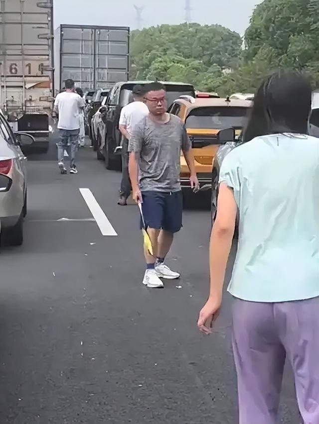 这个国庆节，你是在泰山的厕所里避雨，还是在高速公路上跳舞？