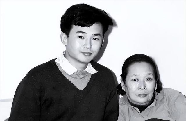 开国大典，她扶毛主席登天安门功成身退，周总理叫住：你站我身边