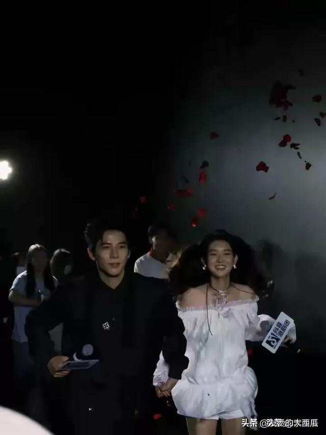 不怪那么多人喜欢她，路人镜头下也美若天仙。