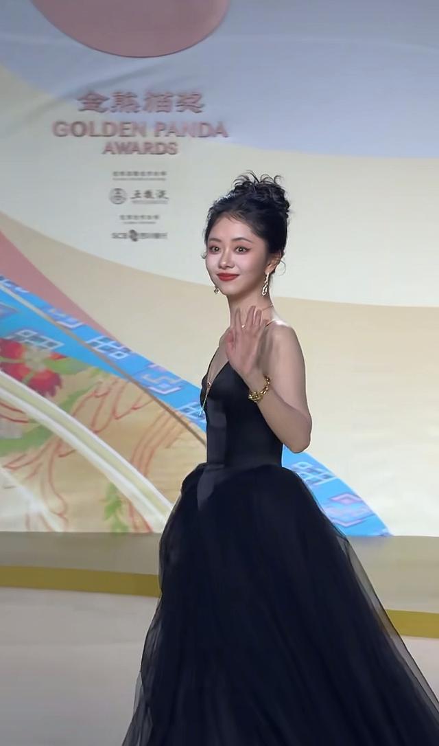 谭松韵身形薄如纸片，她脸上苹果肌满满，娃娃脸就是“青春永驻”