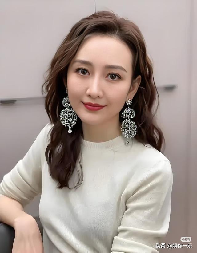 王鸥晒美照，坐实已嫁何九华！两手托着苹果，婚戒戴在中指超晃眼