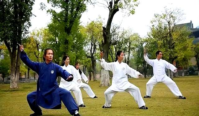 太极拳先动腰还是脚？3个层次说透，高手都在练“轴”