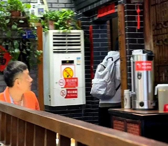 王楚钦一人到餐馆吃饭，老板娘亲自相迎，阿姨好热情，大爷好可爱