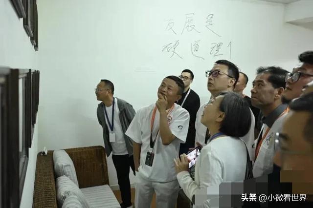 61岁马云在深圳出席外贸峰会，他步伐稳健，像40岁的中年男子