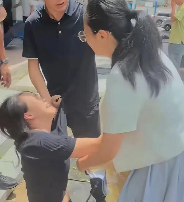 31岁男子玩摩托艇遇难，身体破碎，家属指责先救别人，网友炸锅