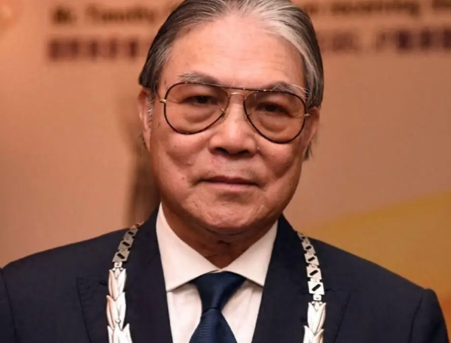 郭晶晶没想到，79岁的公公霍震霆再破天花板，让整个豪门圈沉默了