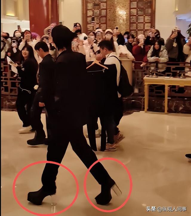 杨颖突然亮相芭莎，瘦成一把骨头腋下副乳却突出，人群中尴尬提胸