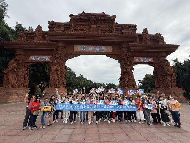乐山大佛“国际范儿”：马来西亚首发团来了！