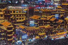 重庆洪崖洞景区周边封桥又封路，方便游客散步拍照，外籍游客点赞“有趣而漂亮”图片