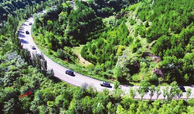 沿着长城一号旅游公路上演“速度与激情”