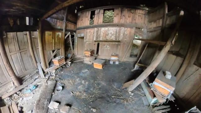 重庆綦江大山深处发现岩洞人家，几代人逍遥自在生活近百年