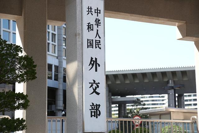 中国半导体高管出国旅游被抓，又是美国指使盟友，中方展开反制