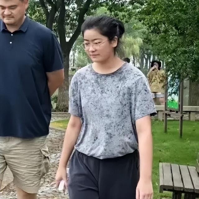姚明一家游太湖，15岁女儿高又壮成爸爸翻版，老婆岳母都是细高个