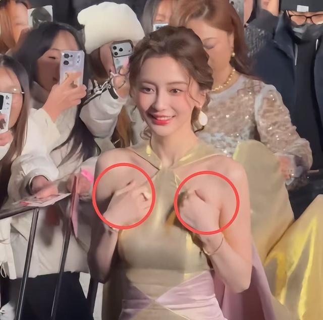 北京红毯太真实	，杨颖险些走光，钟丽缇挤出副乳，张雪迎脸僵肿