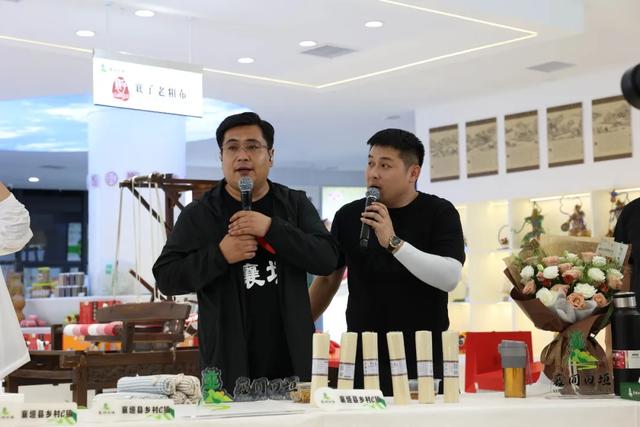 抖音百万粉丝达人“刘皮特”深入襄垣县乡村e镇开展直播带货