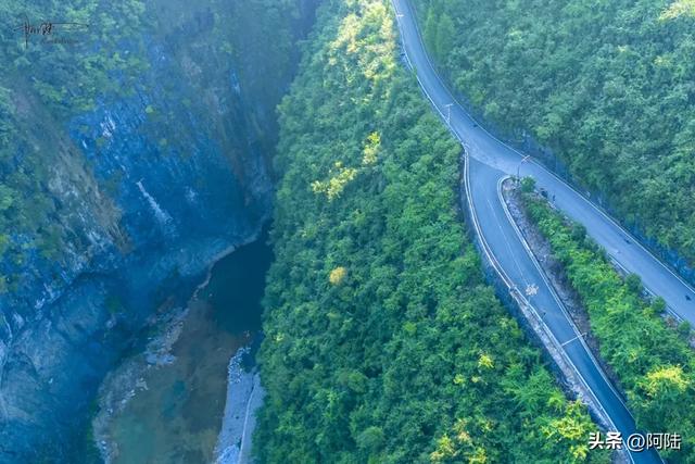 铜仁大峡谷旁边有条村道，由连续十多个发夹弯组成，堪称跑山胜地