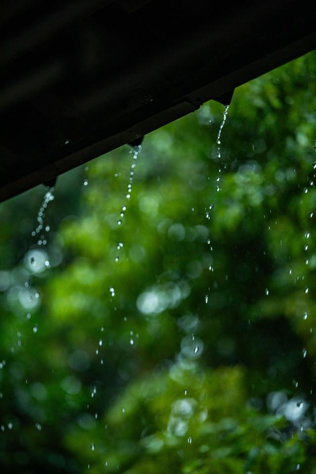 雨中古城的诗意浪漫