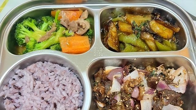 北京下死命令了：在2027年底前	，所有中小学必须告别“校外配餐	”