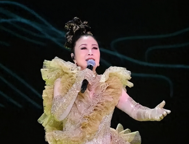 78岁连路都走不稳还开演唱会，全网骂声一片，她却扬言回馈粉丝