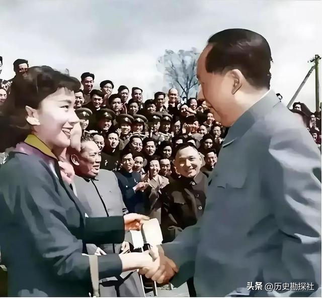 70年代，夏梦等人的罕见合影，她美得无可挑剔，堪称绝代佳人