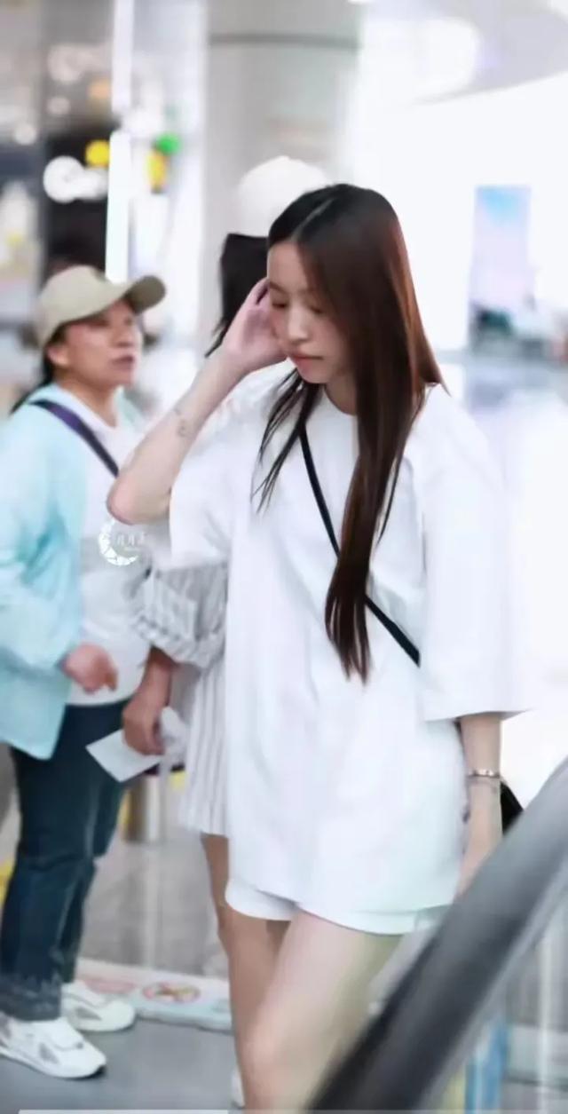 小四月都长这么大了，像爸爸黄有龙多一点，但大眼睛像小燕子