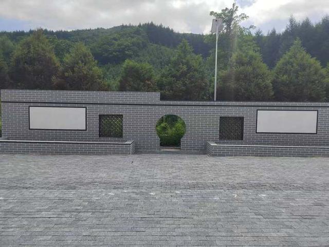 岫岩黄显声故居红色文化广场成村民新乐园