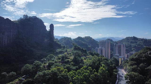 一睹金鸡岭，十年不看山？