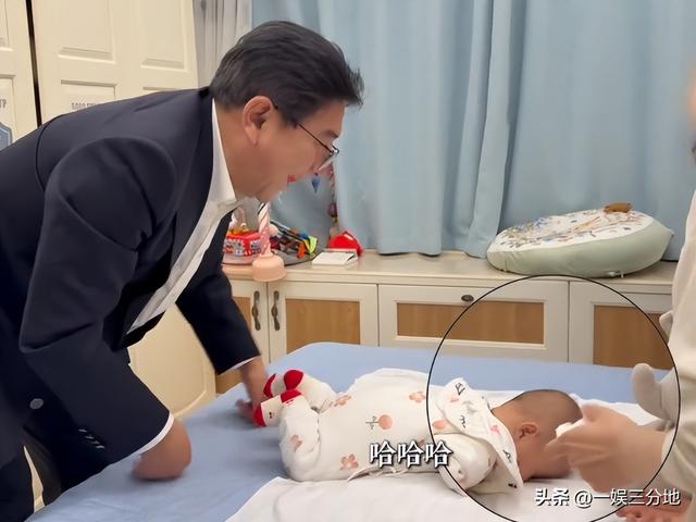 水均益跑泉州给女儿带娃，和前妻罕见同框，主动搭话对方却不理他