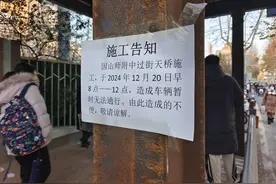 济南山师北街新建过街天桥，方便了学生也便利了过往车辆图片