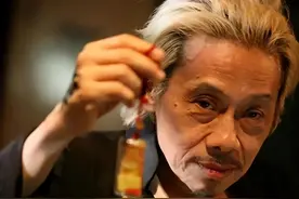 他是刘德华的恩人，虽身高只有一米47，却成为香港影坛的风云人物图片