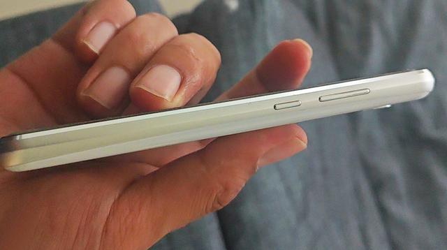 外观复杂的夏普手机，腰圆键加5.2英寸水滴屏，定制系统很流畅