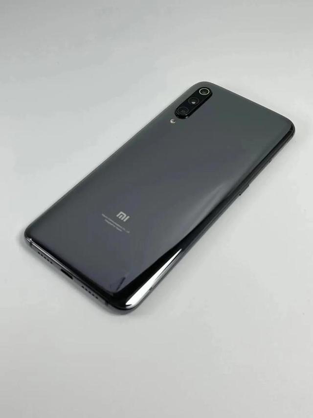雷军口碑崩了！从“老实人”到群嘲对象，网友怎么说变就变